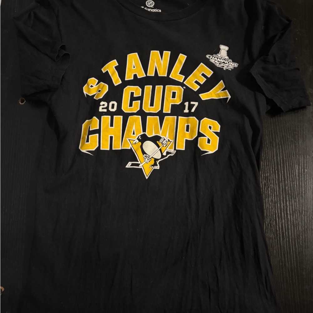 Fanatics Stanley Cup Champs Pittsburgh Shirt Mens Size Small Runs a little Small